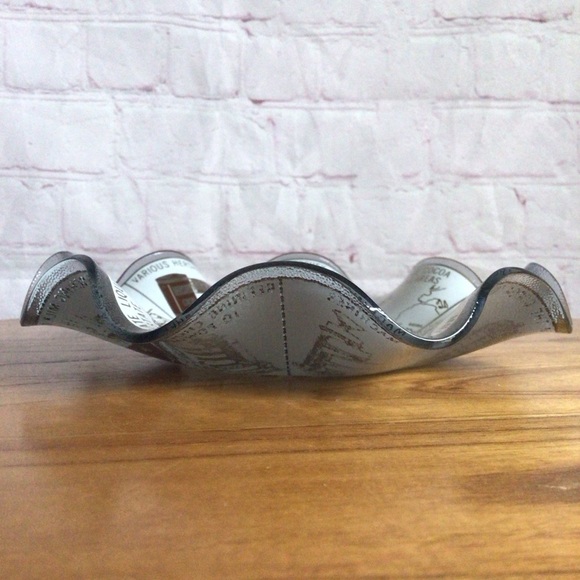 Vintage Hershey’s The Story of Chocolate Ruffled Glass Candy Dish - Picture 8 of 9